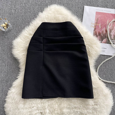 Naiste kõrge vöökoha ja lõhikuga seelik