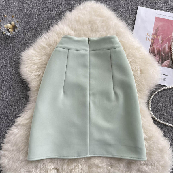 Naiste kõrge vöökoha ja lõhikuga seelik