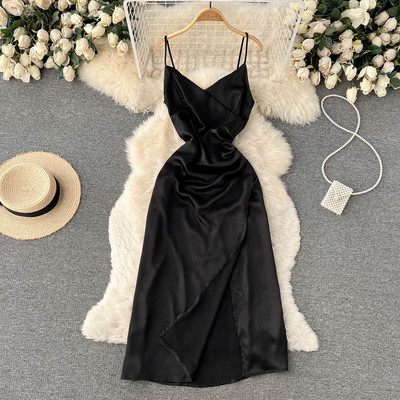 Elegantne õhukeste rihmadega satiinkleit