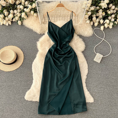 Elegantne õhukeste rihmadega satiinkleit