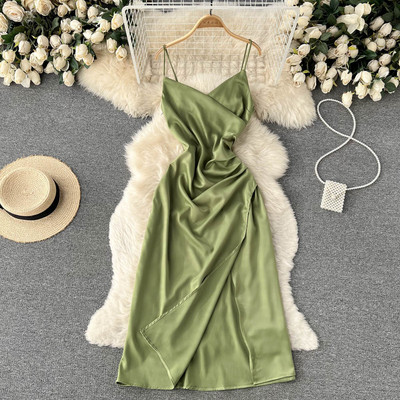 Elegantne õhukeste rihmadega satiinkleit