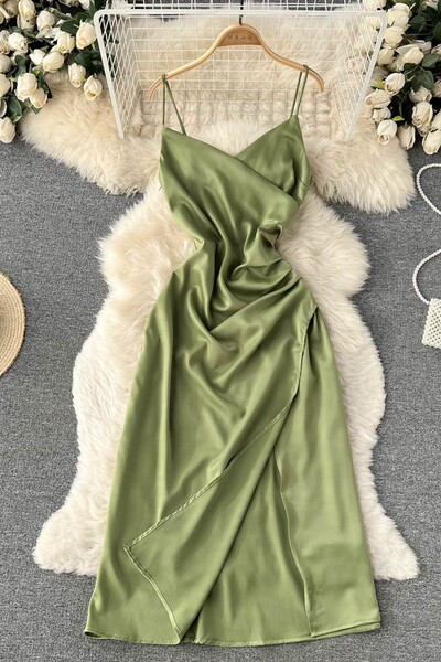 Elegantne õhukeste rihmadega satiinkleit