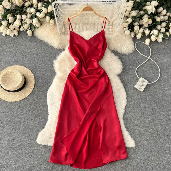 Elegantne õhukeste rihmadega satiinkleit