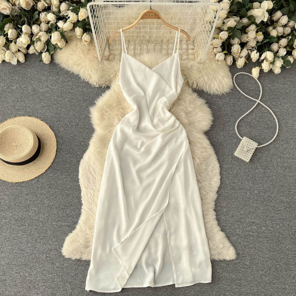 Elegantne õhukeste rihmadega satiinkleit