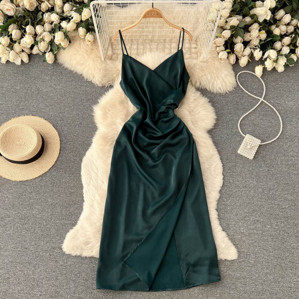 Elegantne õhukeste rihmadega satiinkleit