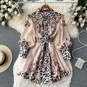 Stiilne pikkade varrukatega kleit