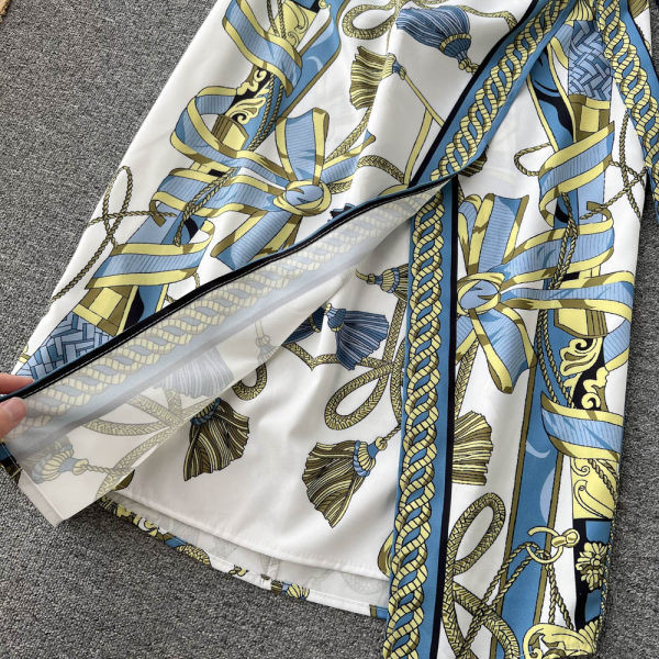 Värviline lõhiku ja lühikeste varrukatega kleit