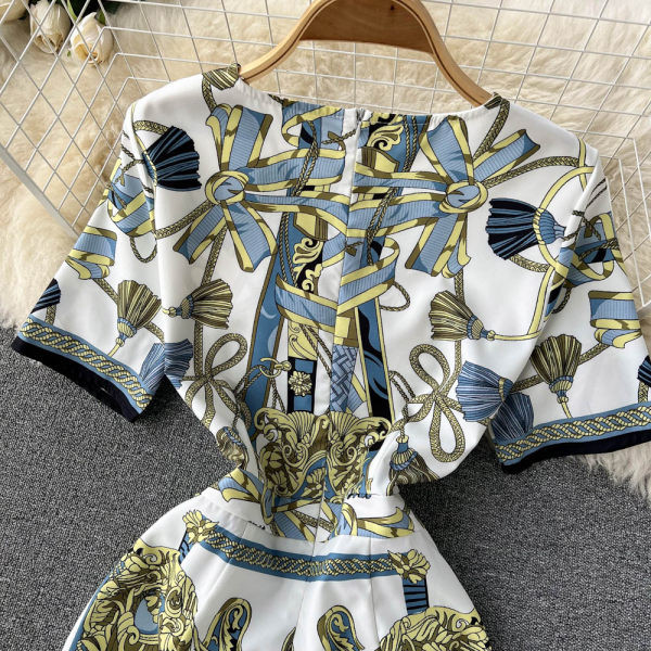 Värviline lõhiku ja lühikeste varrukatega kleit