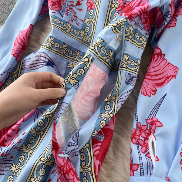 Naiste vabaaja kleit nööpide ja lillemustriga