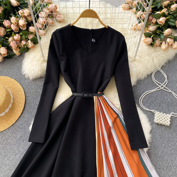 Naiste plisseeritud kleit vöö ja ovaalse kaelusega