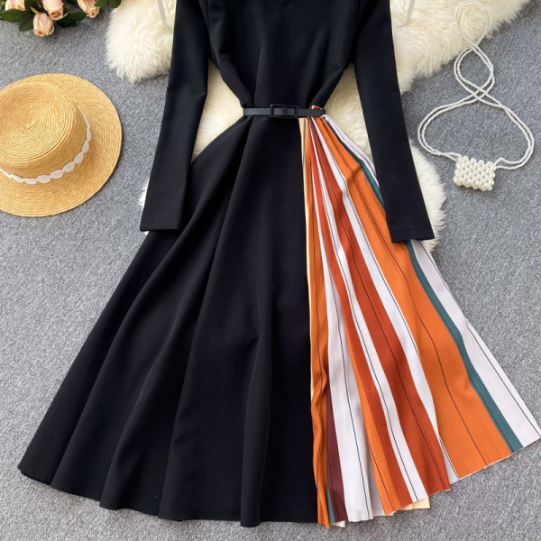 Naiste plisseeritud kleit vöö ja ovaalse kaelusega