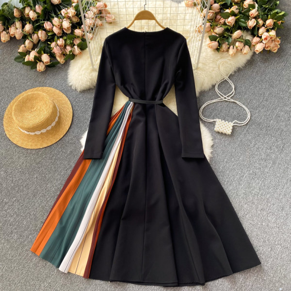 Naiste plisseeritud kleit vöö ja ovaalse kaelusega