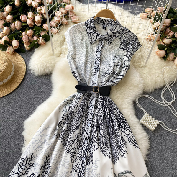 Pikk suvekleit väljalõigatud vööga