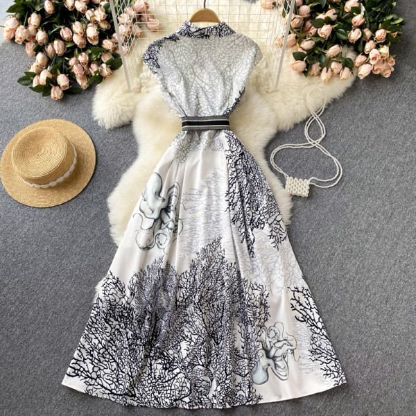 Pikk suvekleit väljalõigatud vööga