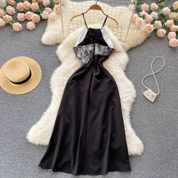 Peenikeste rihmadega satiinist naiste kleit