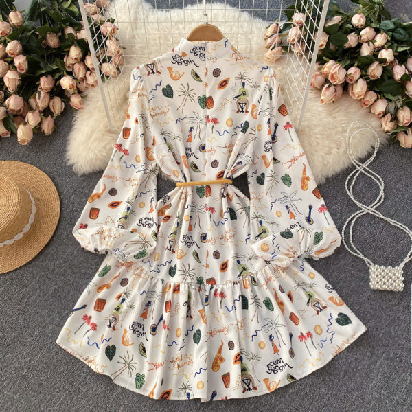 Keskmise pikkusega värvilise mustriga väljalõigatud kleit