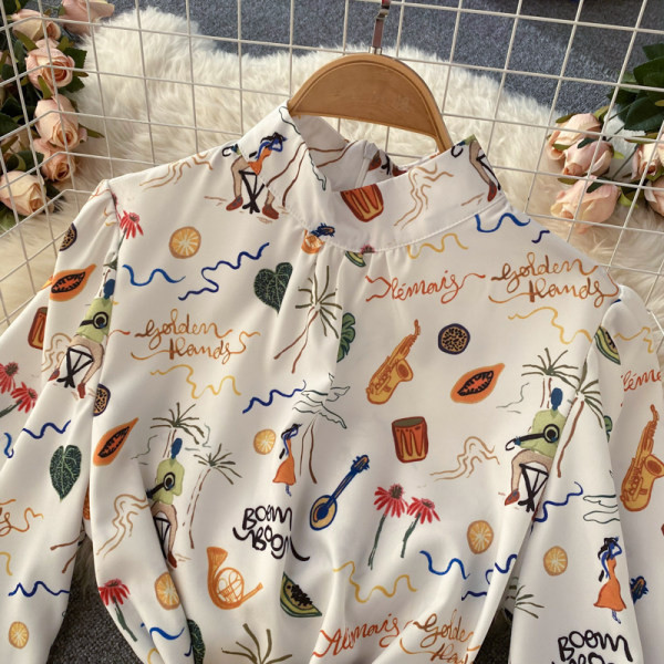 Keskmise pikkusega värvilise mustriga väljalõigatud kleit