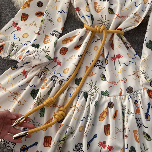 Keskmise pikkusega värvilise mustriga väljalõigatud kleit