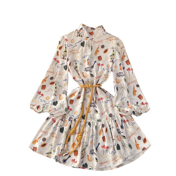 Keskmise pikkusega värvilise mustriga väljalõigatud kleit