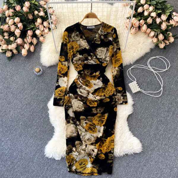 Stiilne naiste kleit spitsikaelusega ja lillemustriga