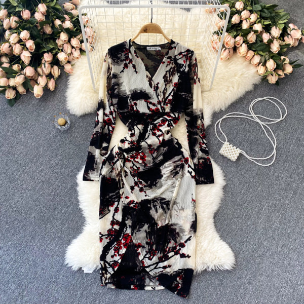 Stiilne naiste kleit spitsikaelusega ja lillemustriga