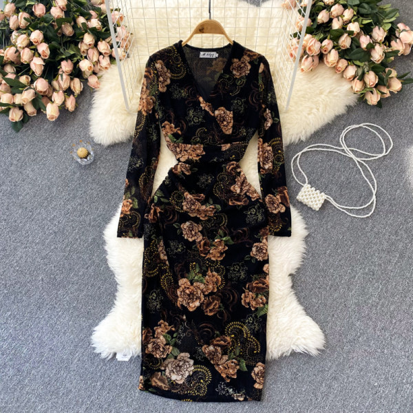 Stiilne naiste kleit spitsikaelusega ja lillemustriga