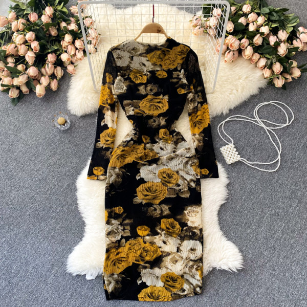 Stiilne naiste kleit spitsikaelusega ja lillemustriga