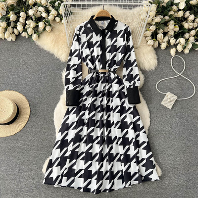 Klassikalise kraega väljalõigatud ruuduline kleit