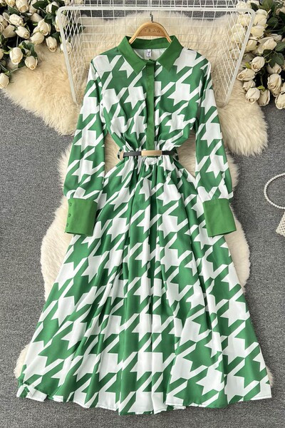 Klassikalise kraega väljalõigatud ruuduline kleit