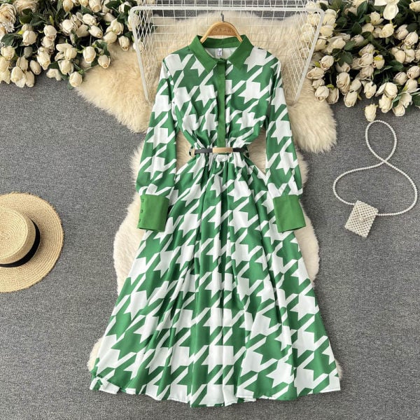 Klassikalise kraega väljalõigatud ruuduline kleit