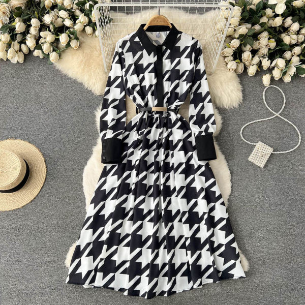 Klassikalise kraega väljalõigatud ruuduline kleit