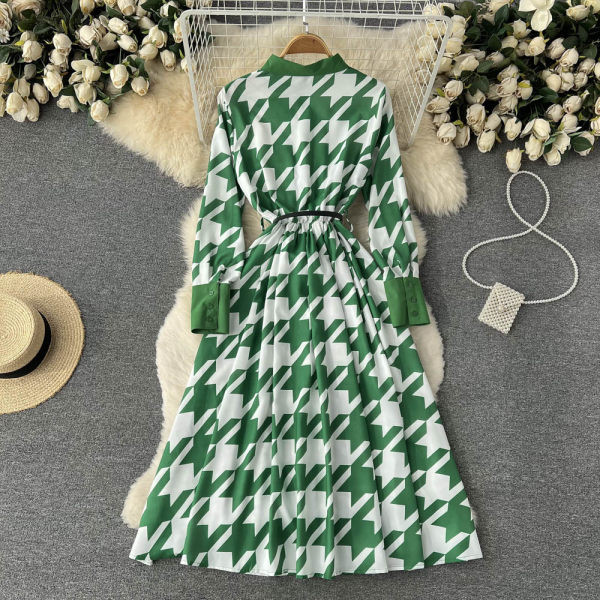 Klassikalise kraega väljalõigatud ruuduline kleit