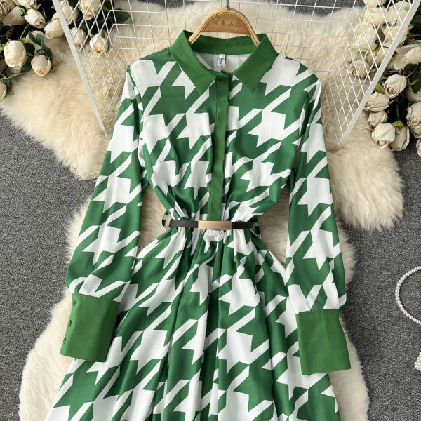 Klassikalise kraega väljalõigatud ruuduline kleit