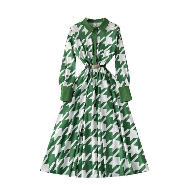 Klassikalise kraega väljalõigatud ruuduline kleit