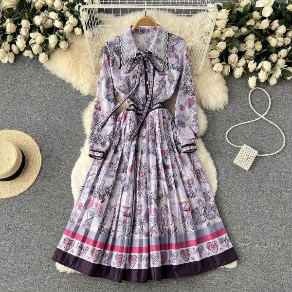 Pikk kleit nööpide ja kraega