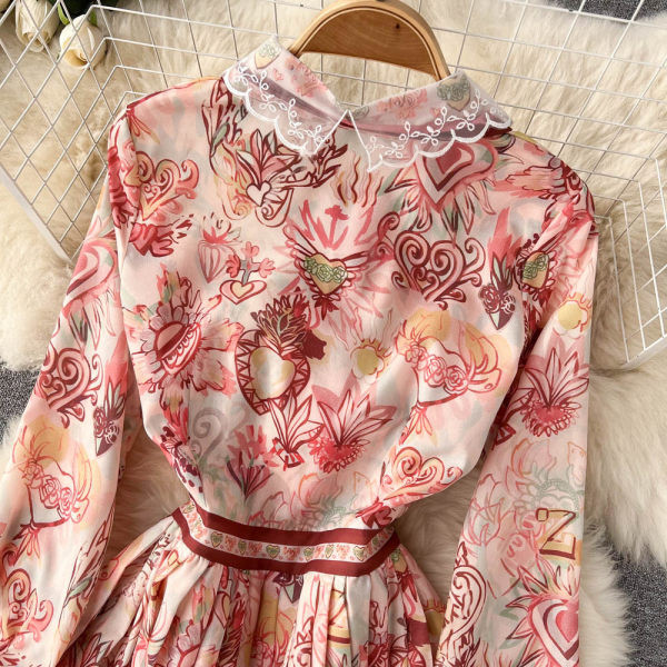 Pikk kleit nööpide ja kraega