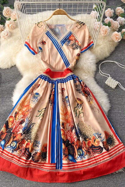 Värviline naiste kleit V-kaelusega ja lühikeste varrukatega