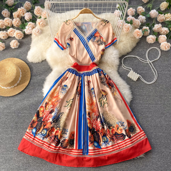 Värviline naiste kleit V-kaelusega ja lühikeste varrukatega