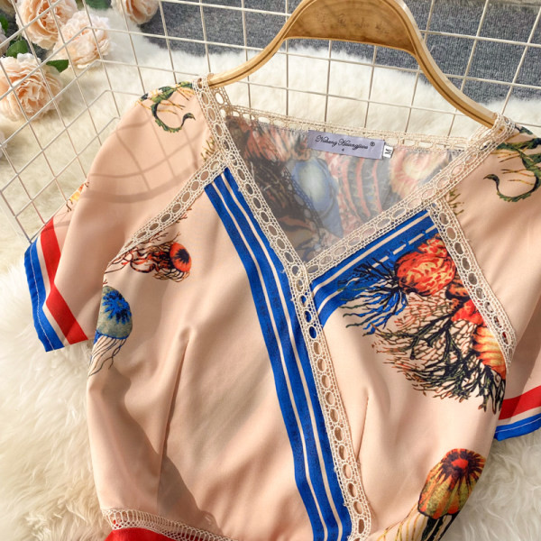 Värviline naiste kleit V-kaelusega ja lühikeste varrukatega