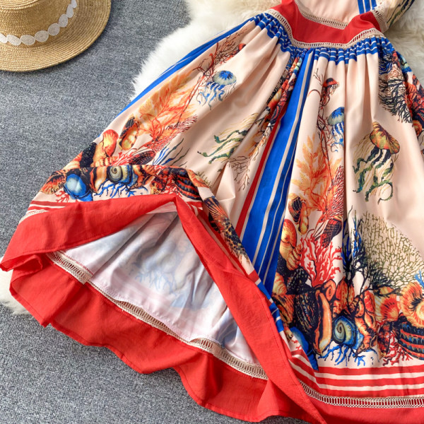 Värviline naiste kleit V-kaelusega ja lühikeste varrukatega