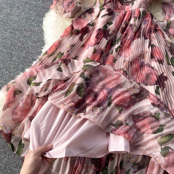 Paela ja lillemustriga naiste kleit