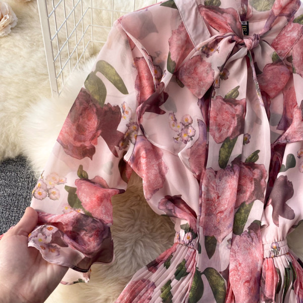 Paela ja lillemustriga naiste kleit