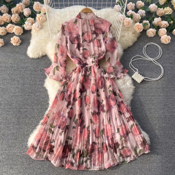 Paela ja lillemustriga naiste kleit