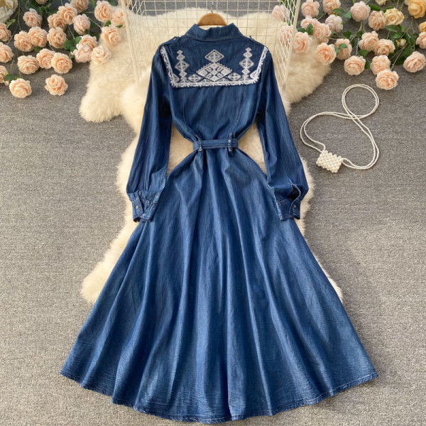 Pika lõikega tikandiga teksakleit