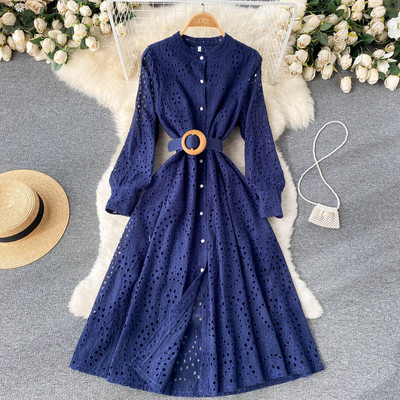 Pikk naiste kleit vöö ja ümara kaelusega