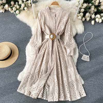 Pikk naiste kleit vöö ja ümara kaelusega