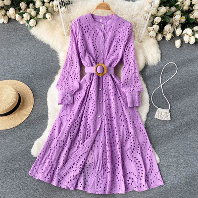 Pikk naiste kleit vöö ja ümara kaelusega