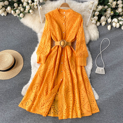 Pikk naiste kleit vöö ja ümara kaelusega