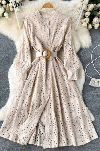 Pikk naiste kleit vöö ja ümara kaelusega