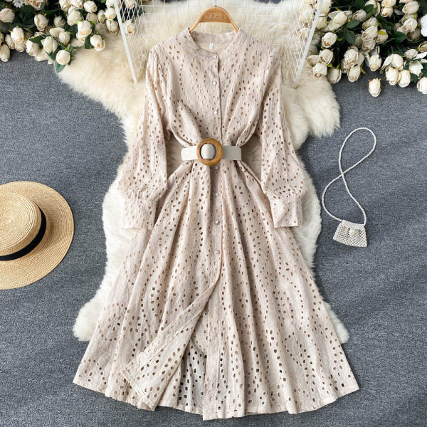 Pikk naiste kleit vöö ja ümara kaelusega